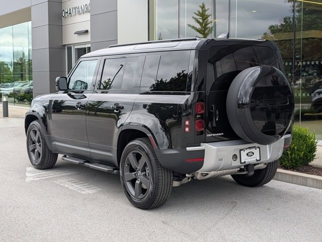 2025 Land Rover Defender 110 S photo 3