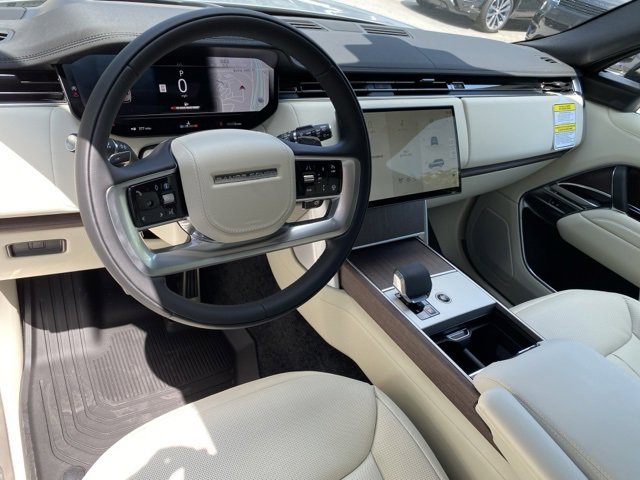 2025 Land Rover Range Rover SE photo 4