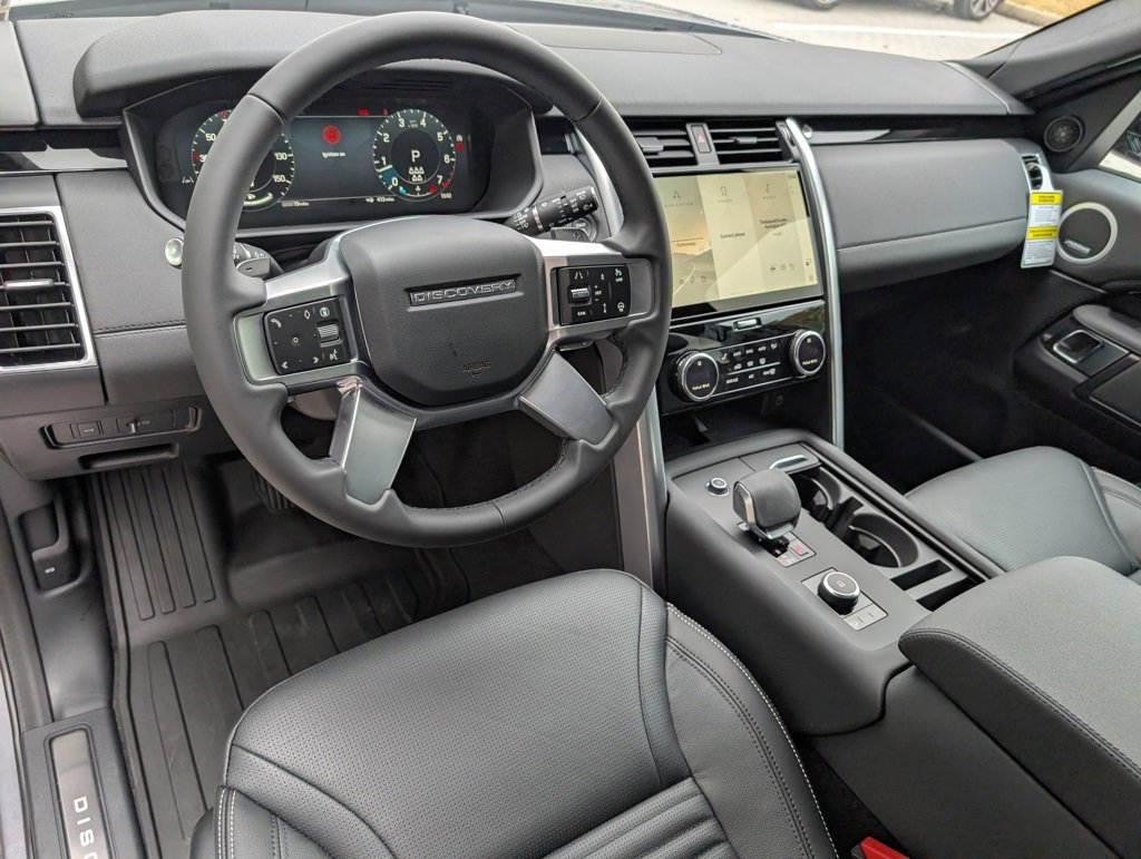 2025 Land Rover Discovery P300 S photo 3