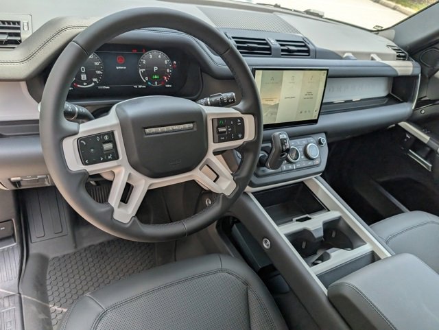 2025 Land Rover Defender 110 S photo 4
