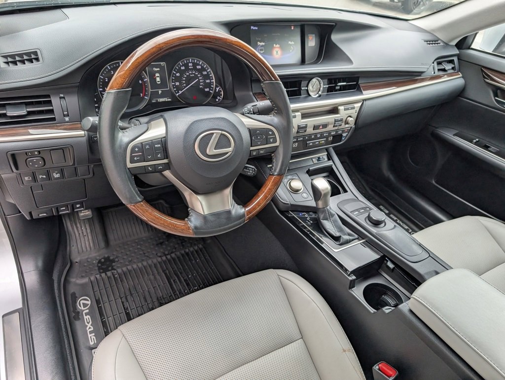 2017 Lexus ES 350 photo 2