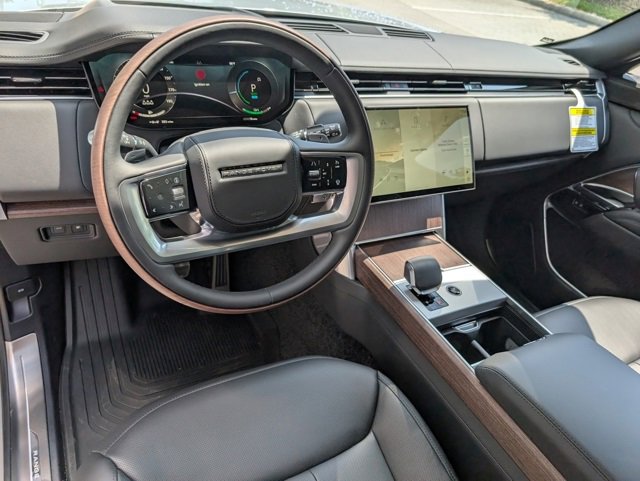 2025 Land Rover Range Rover SE photo 3