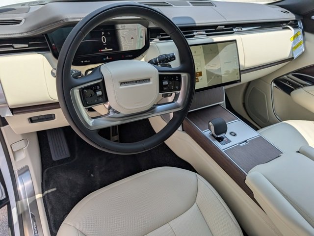 2025 Land Rover Range Rover SE photo 4