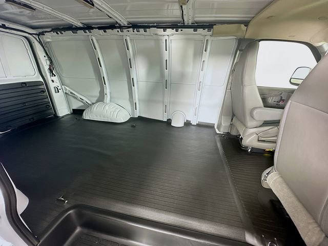 2025 GMC Savana Cargo Work Van - Photo 17