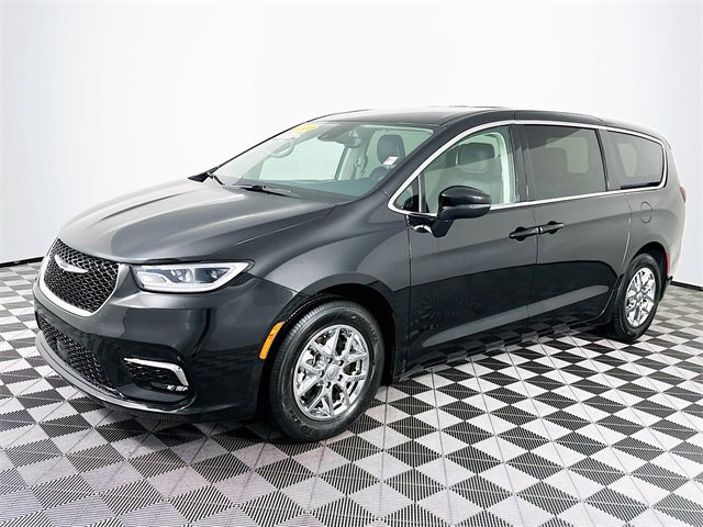 2023 Chrysler Pacifica Touring L photo 3