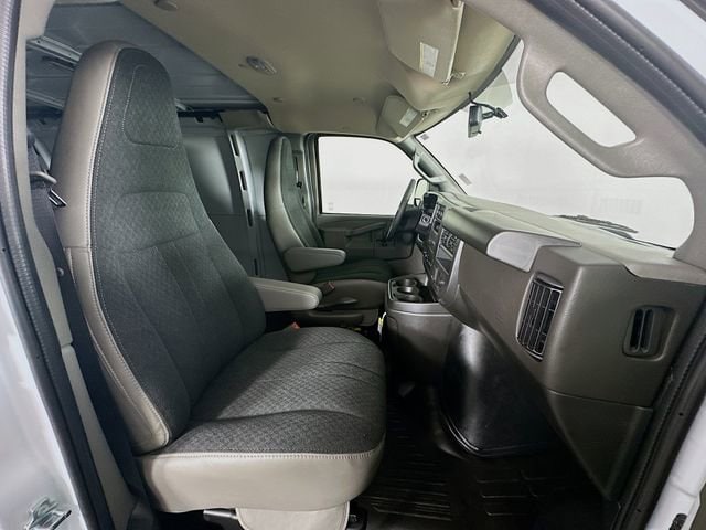 2025 GMC Savana Cargo Work Van - Photo 18