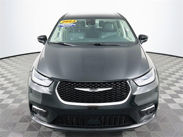 2023 Chrysler Pacifica Touring L photo 2