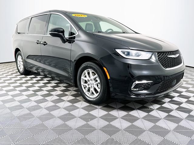 2025 Chrysler Pacifica Select's photo