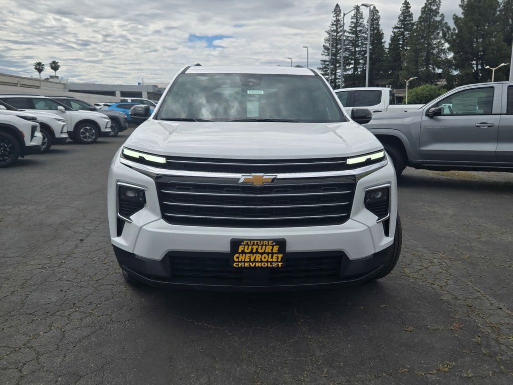 2026 Chevrolet Traverse LT photo 2