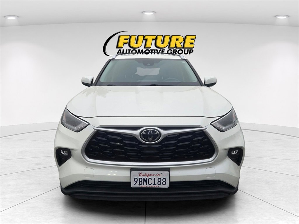 2021 Toyota Highlander XLE photo 2