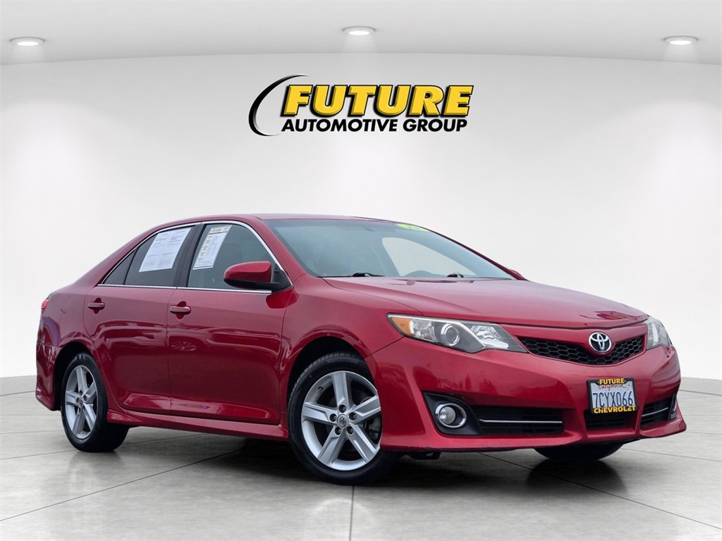 2014 Toyota Camry SE's photo