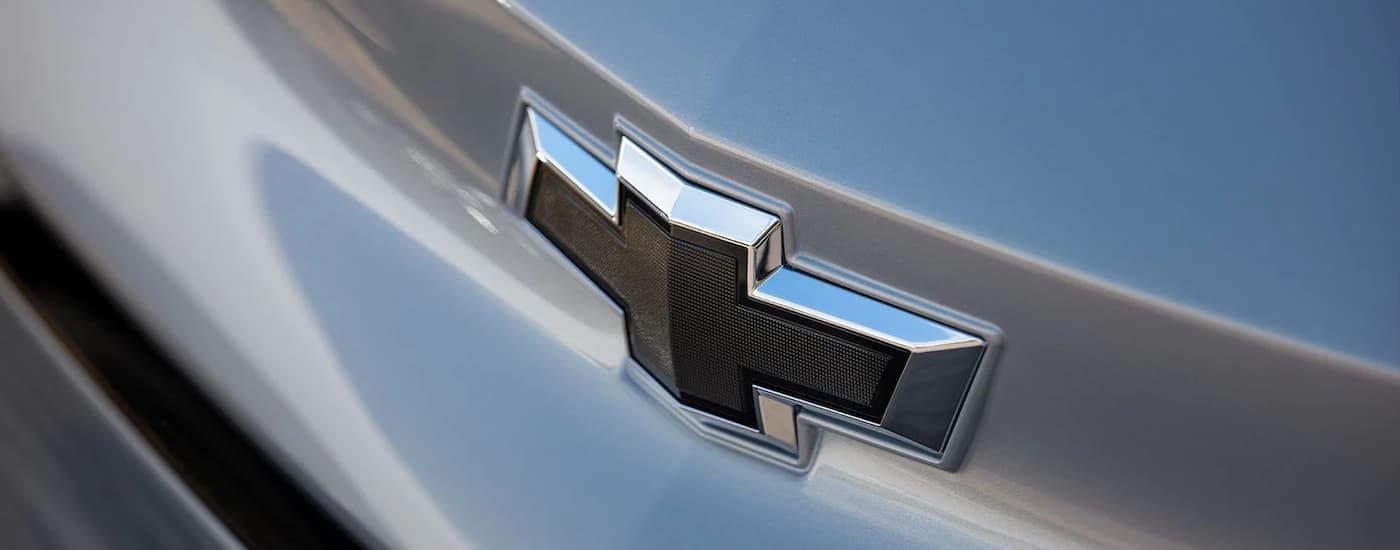 A close up of the Chevrolet bowtie badge on a silver 2022 Chevy Bolt EUV.