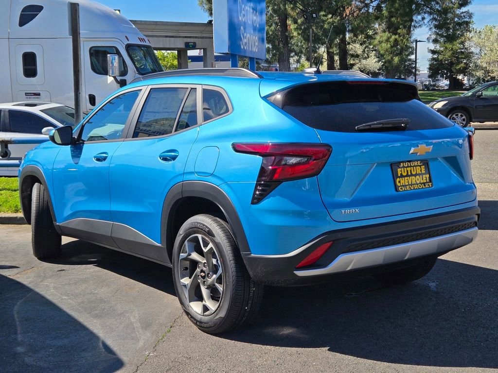 2026 Chevrolet Trax LT photo 2