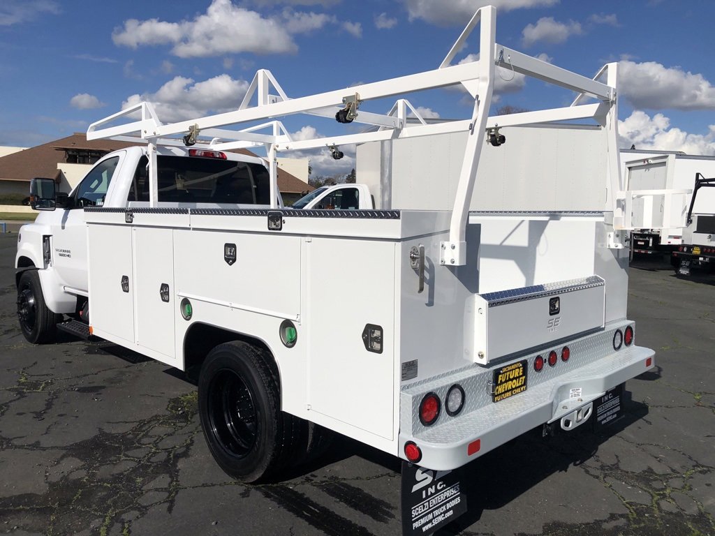 2023 Chevrolet Silverado 5500HD LT photo 3