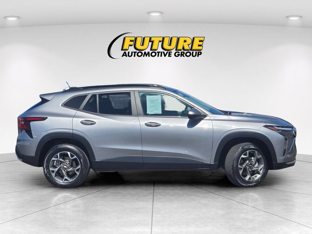 2025 Chevrolet Trax LT - Photo 3