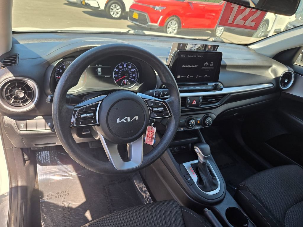 2023 Kia Forte LXS - Photo 6