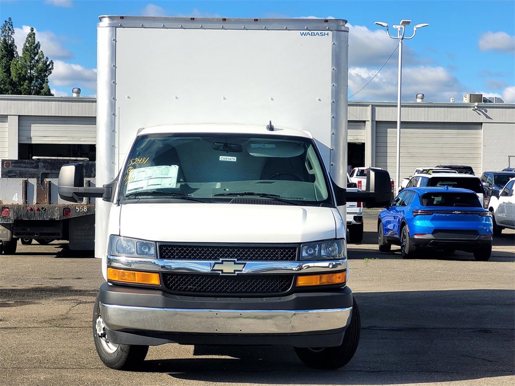 2025 Chevrolet Express Cutaway 3500 photo 2