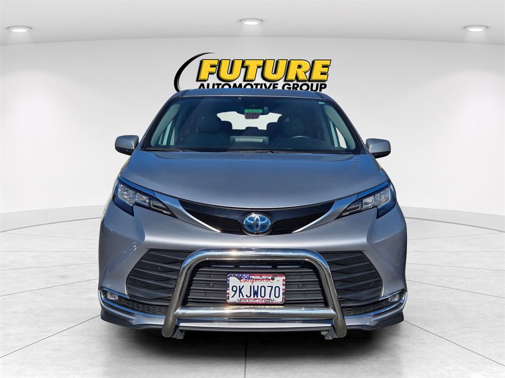 2022 Toyota Sienna XLE photo 2