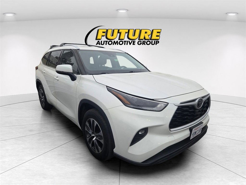 2021 Toyota Highlander XLE photo 3