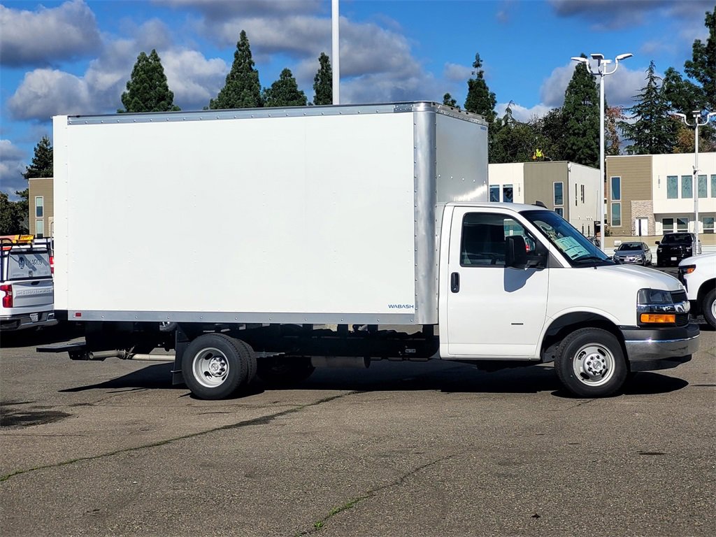 2025 Chevrolet Express Cutaway 3500 photo 3