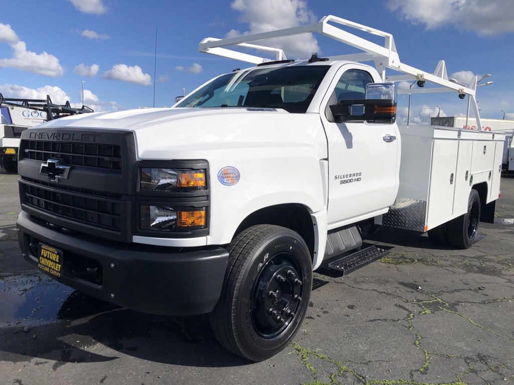 2023 Chevrolet Silverado 5500HD LT photo 2