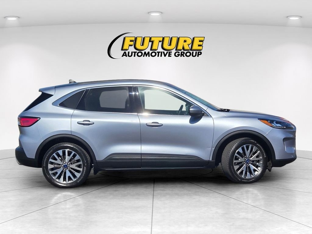 2022 Ford Escape Titanium photo 3