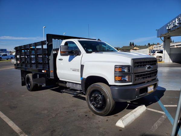 Front view of a white Chevy Silverado 5500HD with Knapheide heavy hauler body