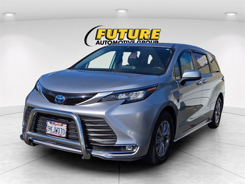 2022 Toyota Sienna XLE photo 3