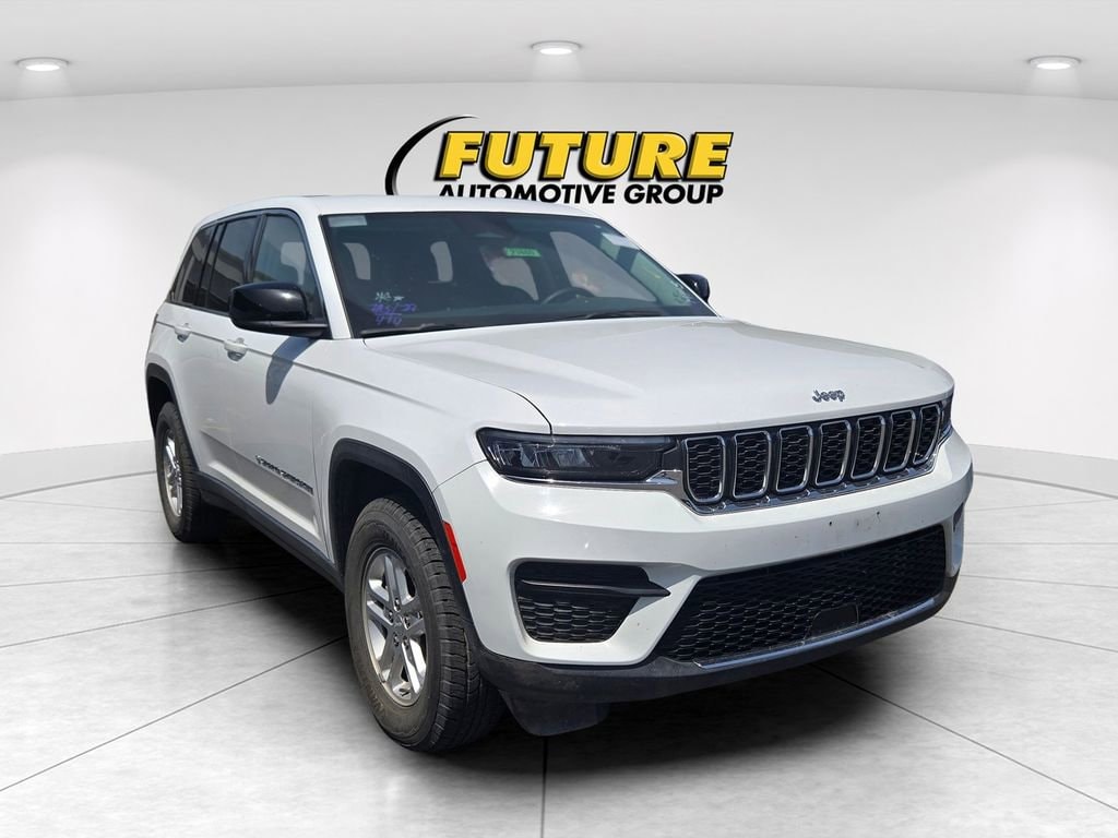 2023 Jeep Grand Cherokee Laredo photo 3