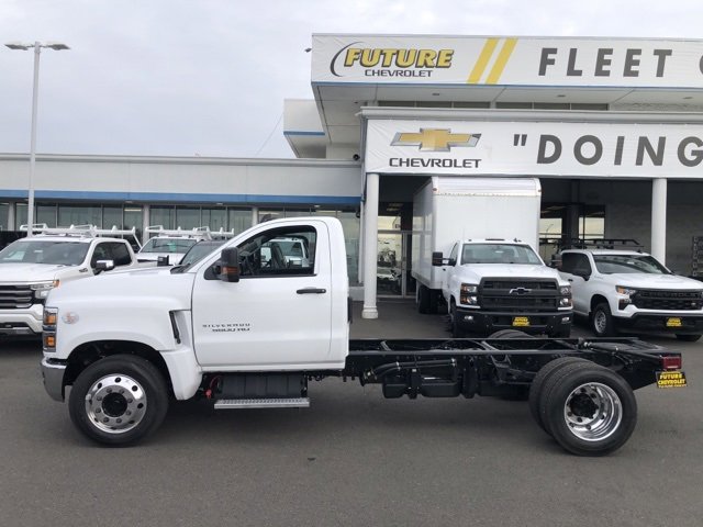 2023 Chevrolet Silverado 5500HD LT photo 3