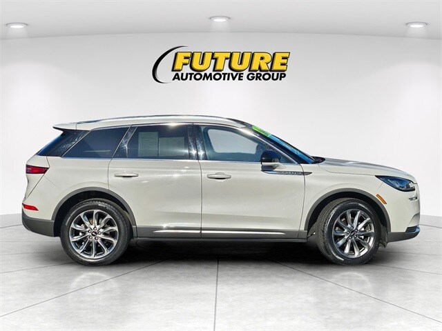 2022 Lincoln Corsair Standard photo 4