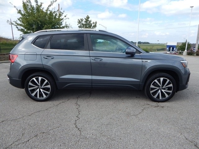 Used 2022 Volkswagen Taos SE with VIN 3VVYX7B26NM063633 for sale in Burlington, VT