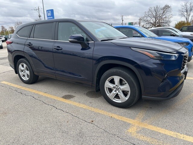 2023 Toyota Highlander LE's photo