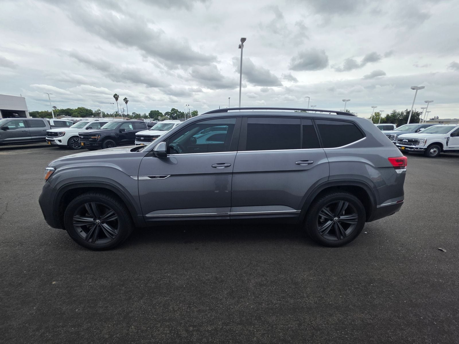 2021 Volkswagen Atlas 3.6L V6 SE w/Technology R-Line photo 5