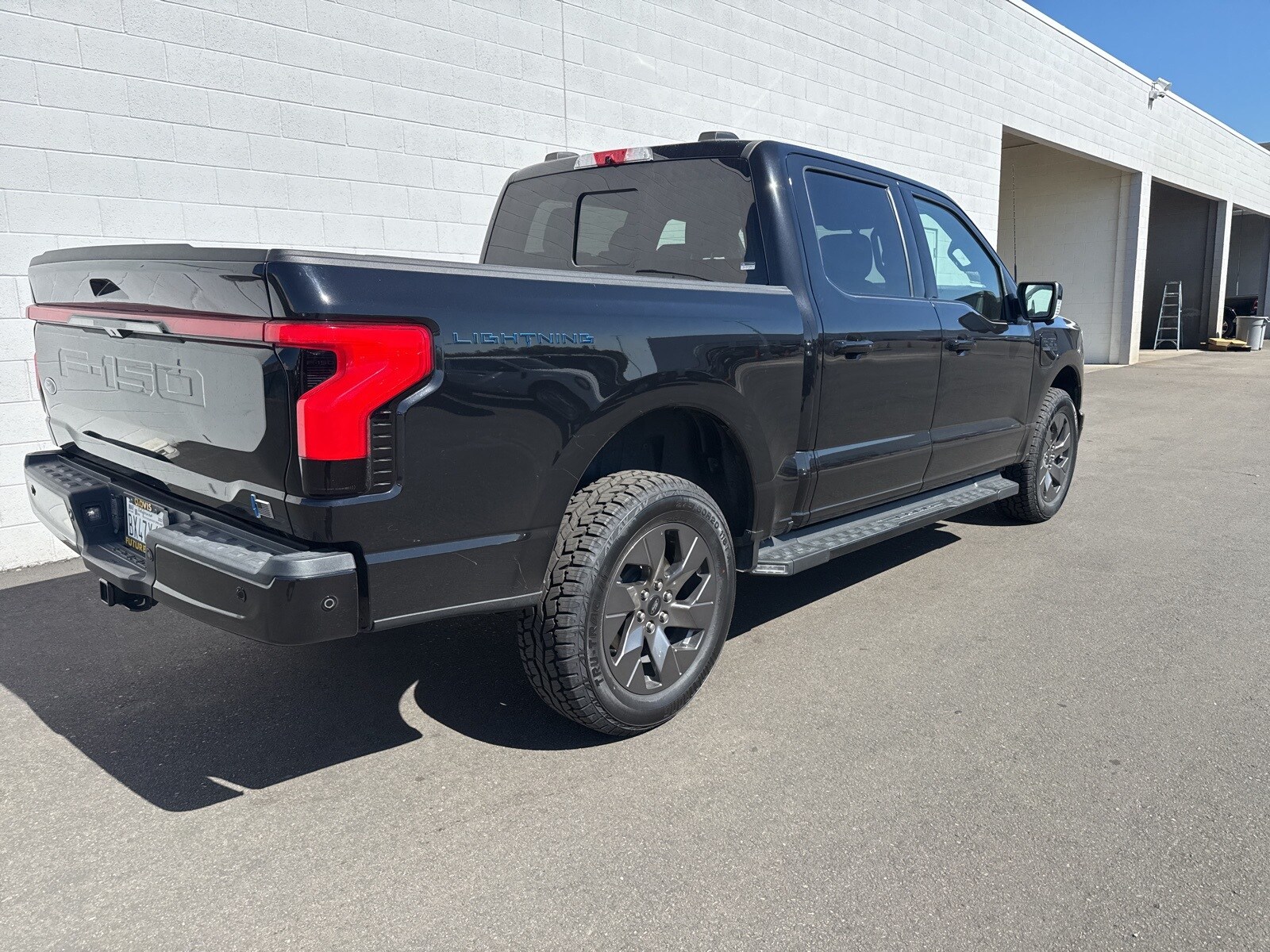 2022 Ford F-150 Lightning Lariat photo 2