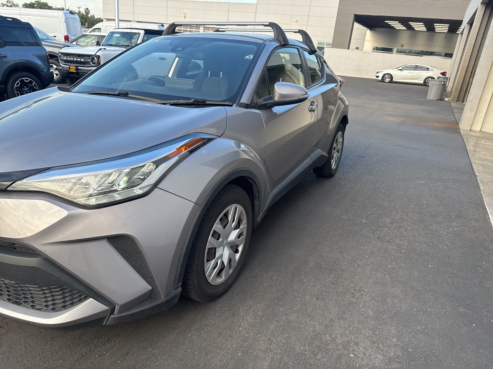 2020 Toyota C-HR LE photo 3