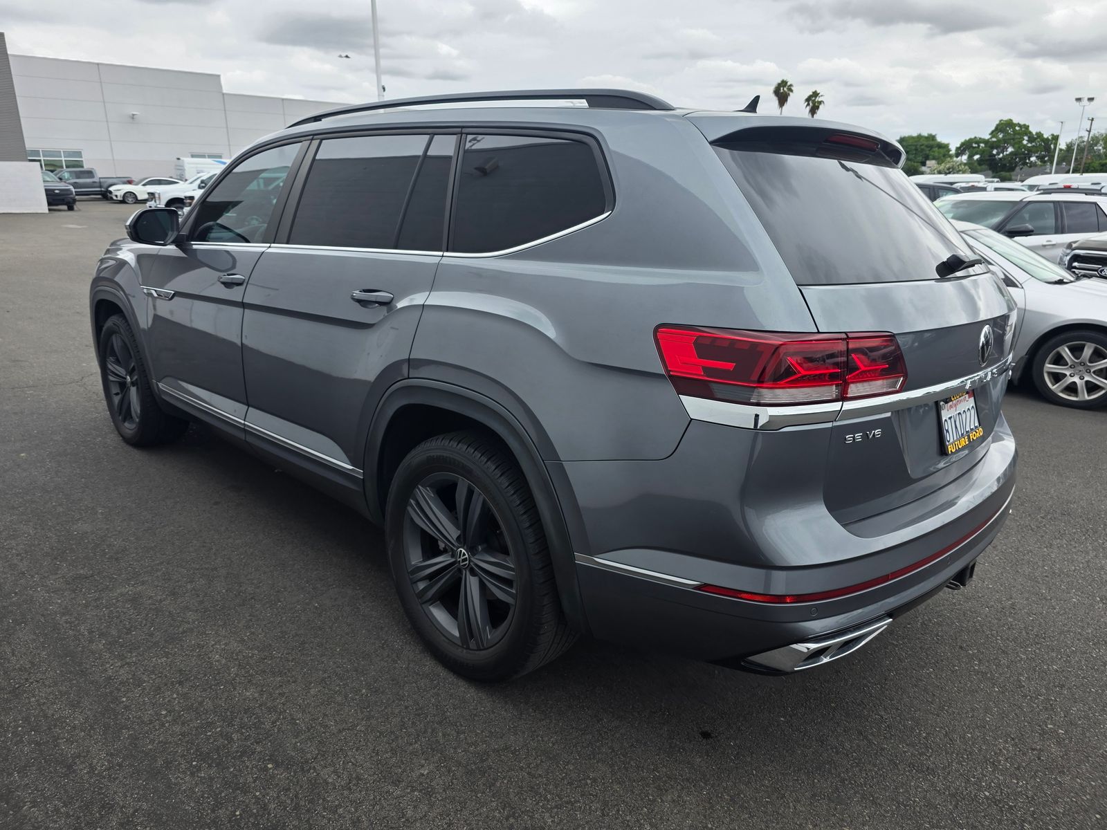 2021 Volkswagen Atlas 3.6L V6 SE w/Technology R-Line photo 6