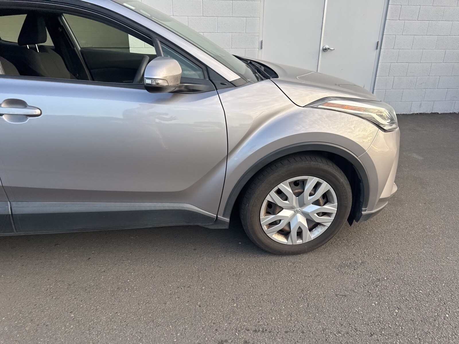 2020 Toyota C-HR LE photo 2