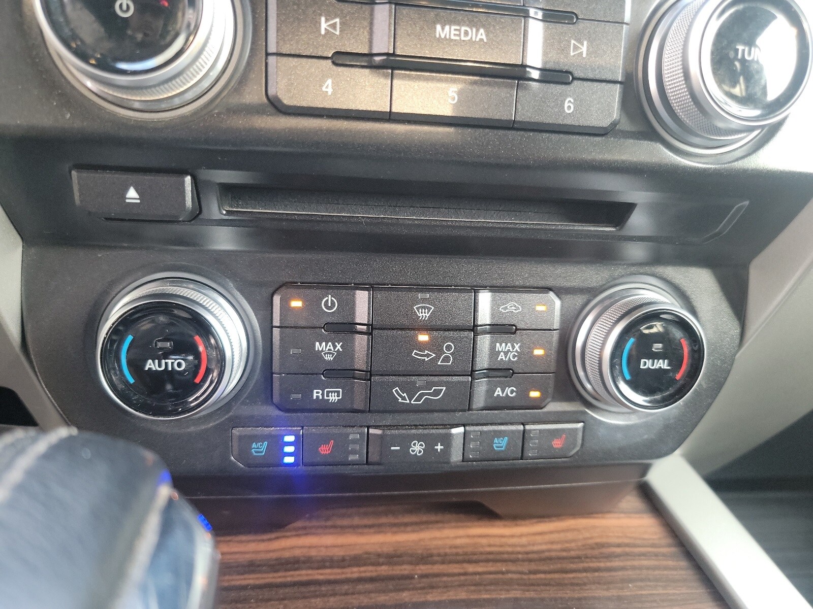 2015 Ford F-150 Lariat photo 4