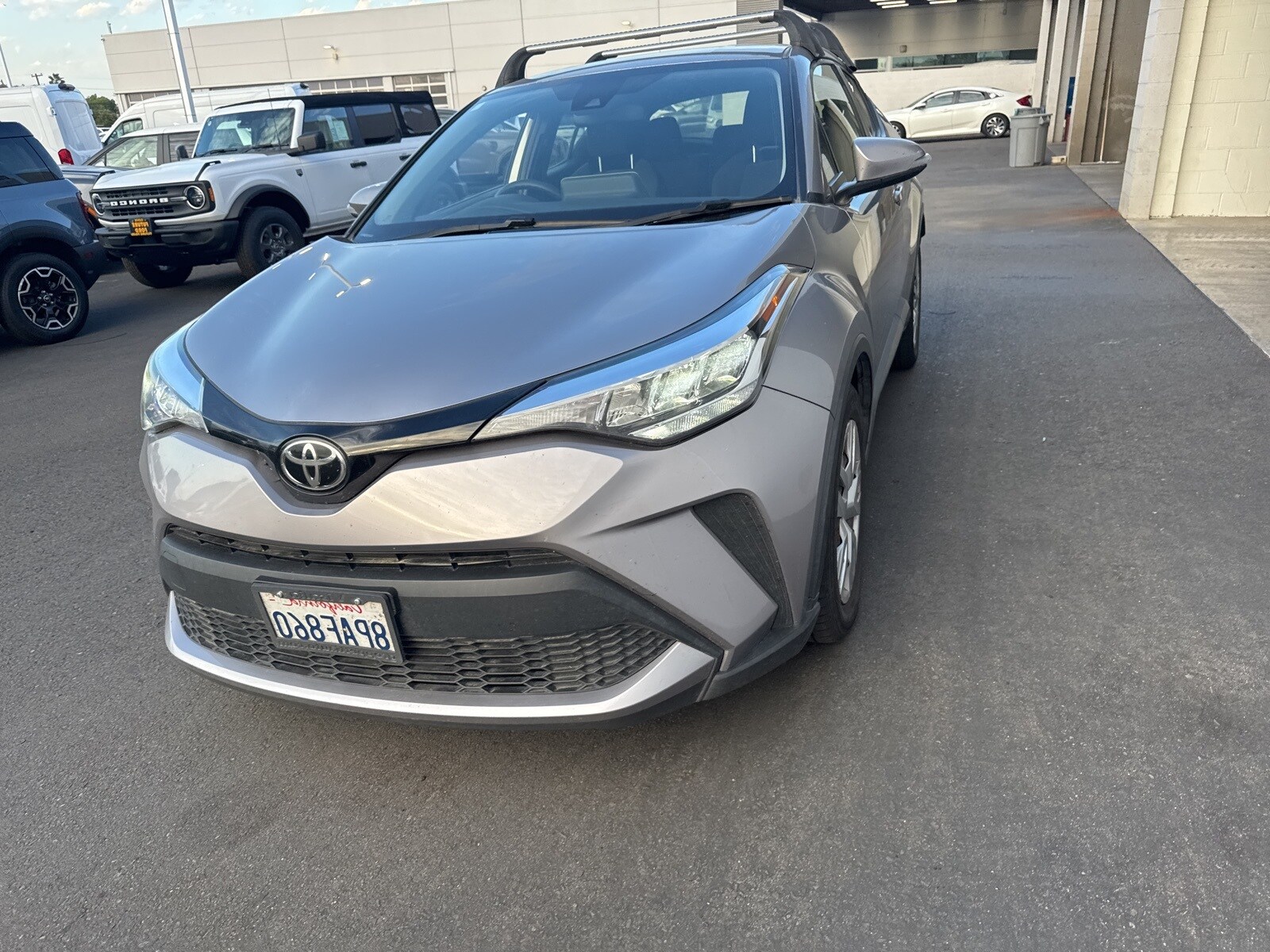 2020 Toyota C-HR LE photo 4