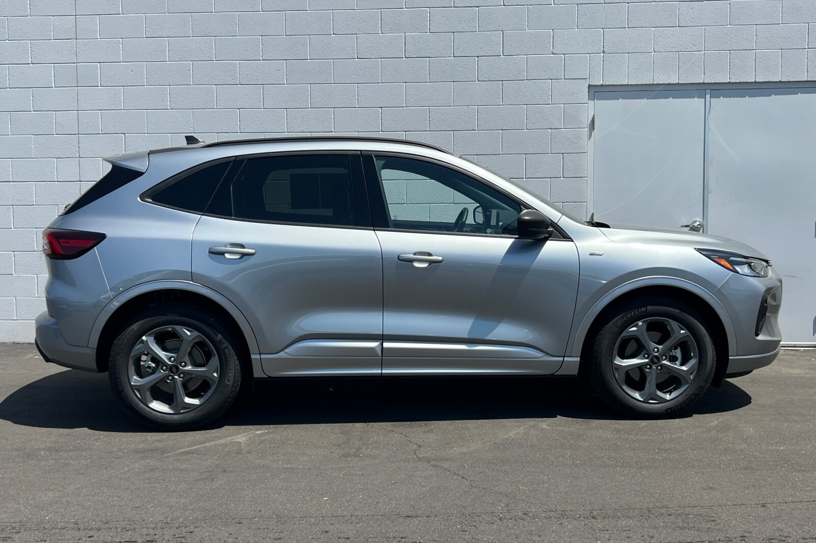 2024 Ford Escape Hybrid ST-Line photo 2