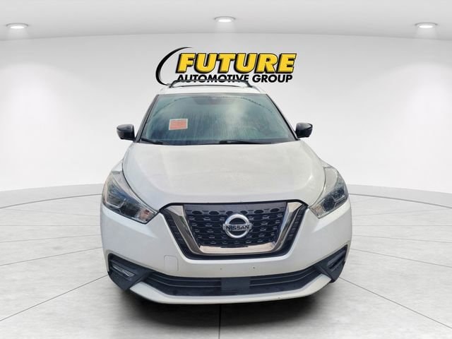 2020 Nissan Kicks SR photo 2