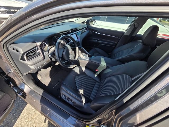 2020 Toyota Camry SE photo 5
