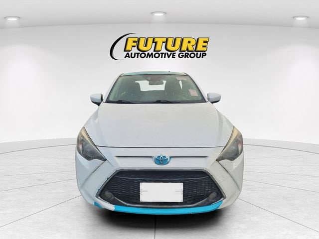 2020 Toyota Yaris Hatchback LE photo 2