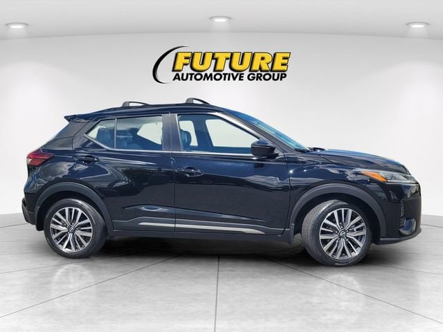 2024 Nissan Kicks SR photo 2