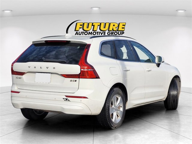 2022 Volvo XC60 B5 Momentum photo 3