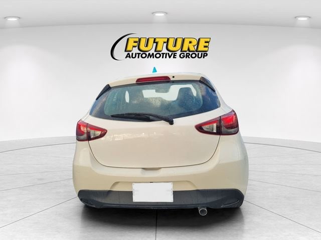 2020 Toyota Yaris Hatchback LE photo 4