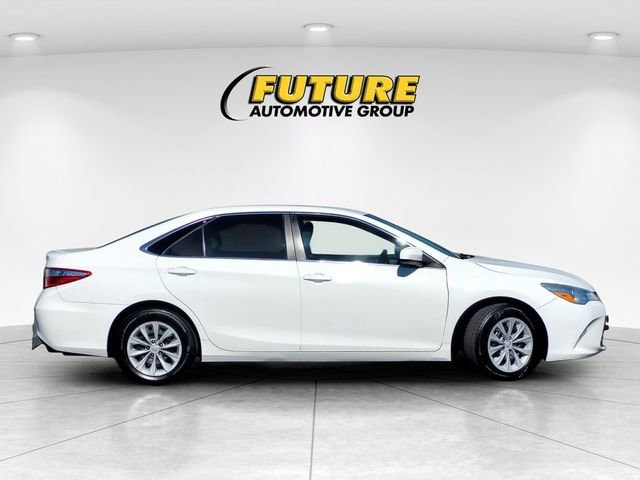 2015 Toyota Camry LE photo 2