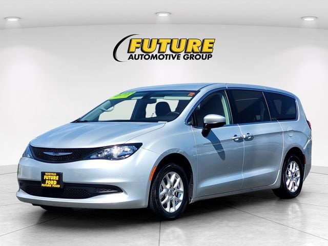 2022 Chrysler Voyager LX photo 3