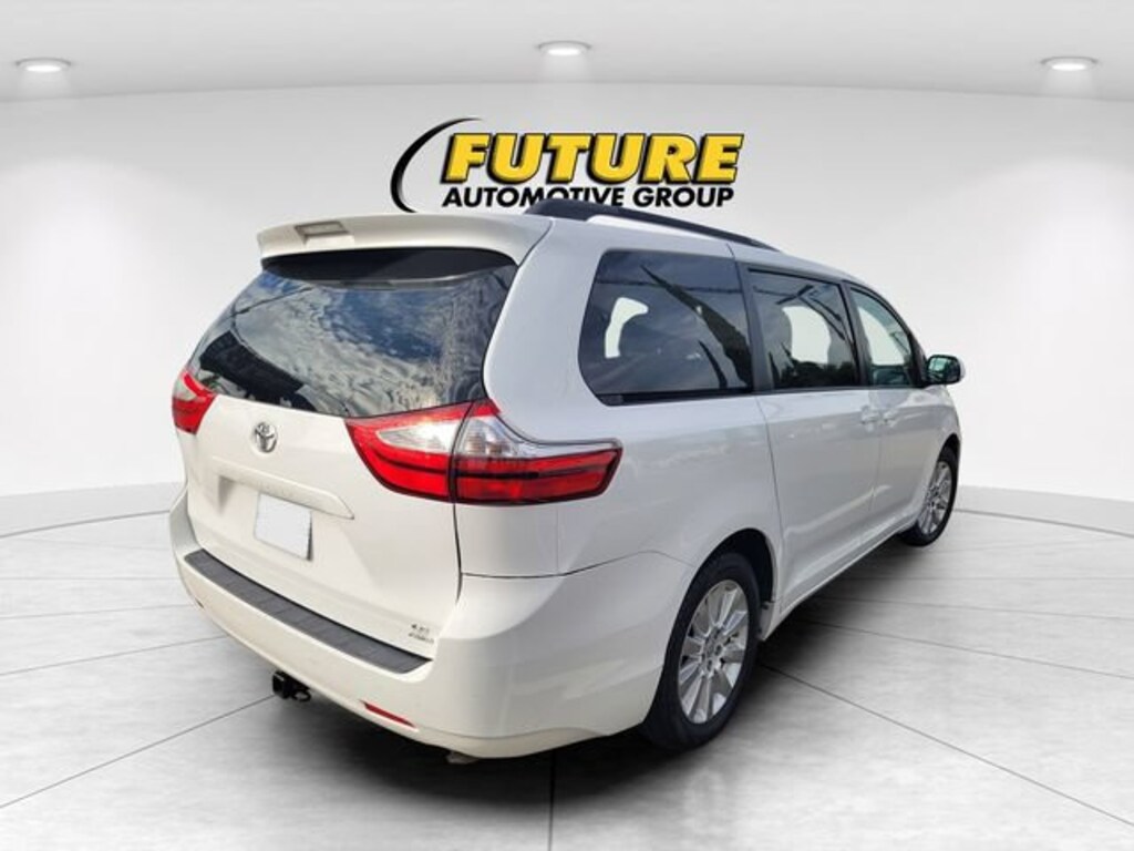 Used 2016 Toyota Sienna LE Mini-van, Passenger